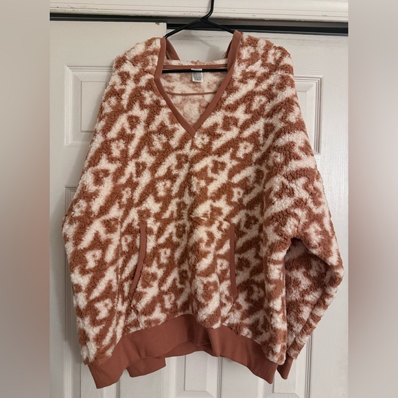 Victoria’s Secret Cozy Tan and Cream Fleece Pullover, Size XL - Picture 4 of 5